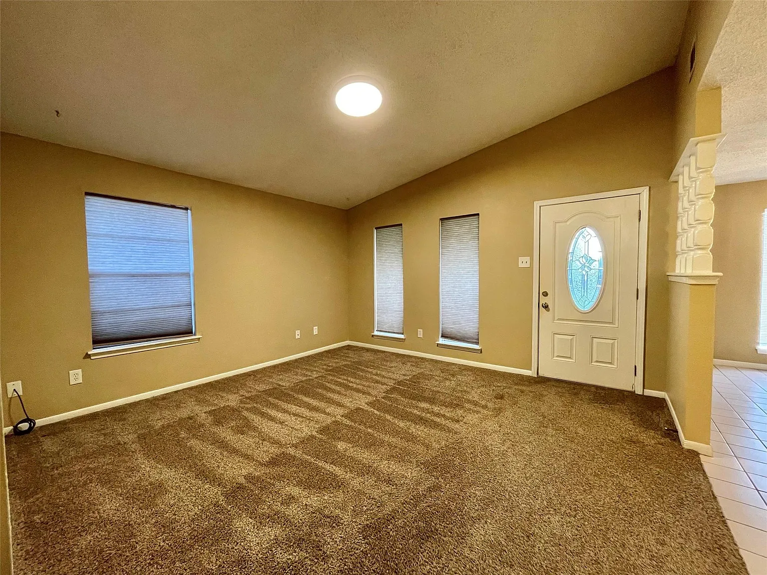 3 bed, 2.0 bath, 1027 sqft, $1,250 — Photo 2