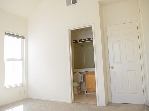 4th image of 205 Town Green Ln