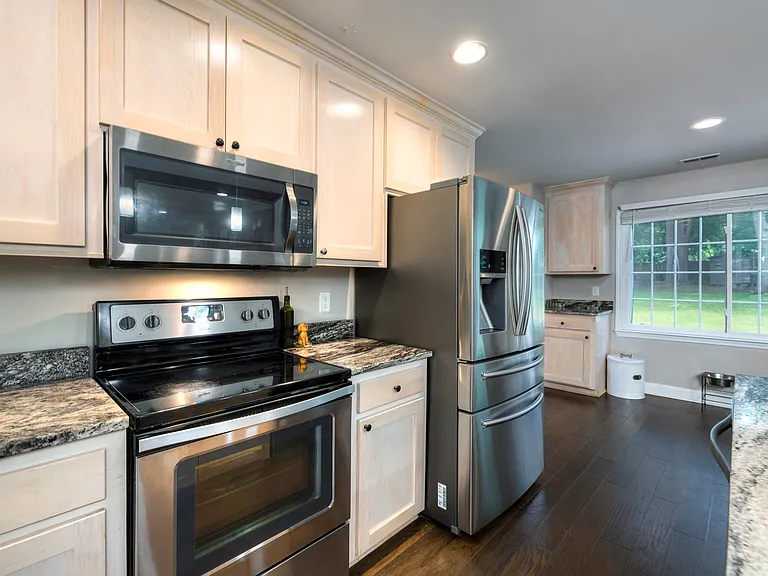 909 Club Ln — Photo 16