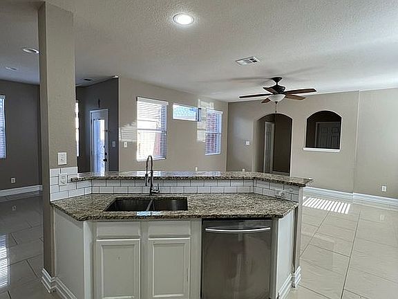5th image of 2664 Blackstone Dr