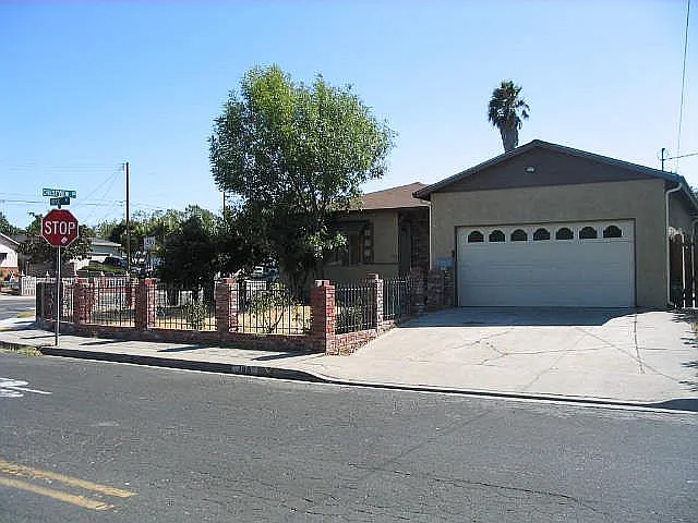 199 Royce Way photo 1