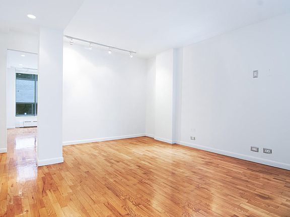 4th image of 150 W 58th St #9C1