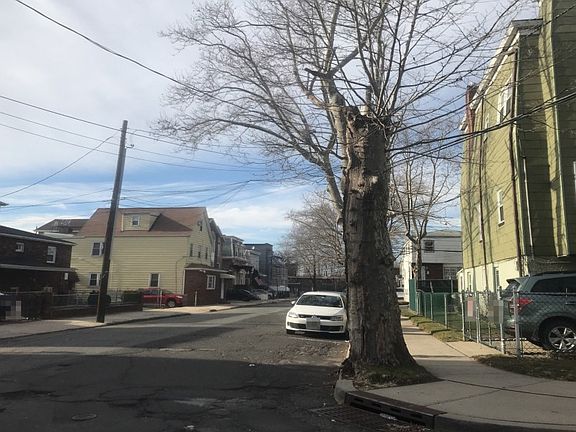 5th image of 88 Waverly St