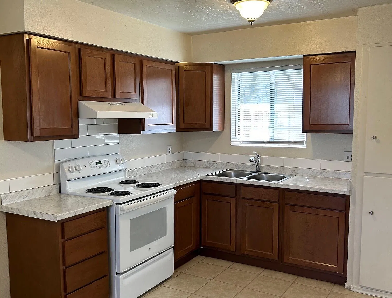 2 bed, 950 sqft, $995 — Photo 3