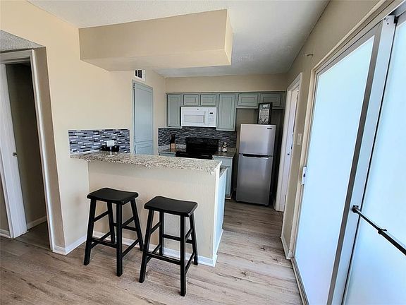 4th image of 925 Sealy St #8