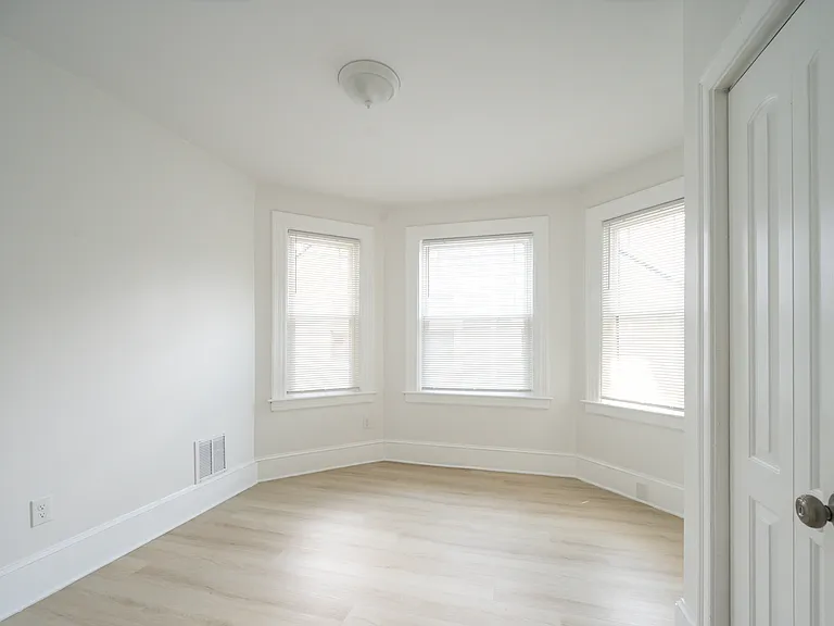 122 Elmgrove Ave #124-2L — Photo 4