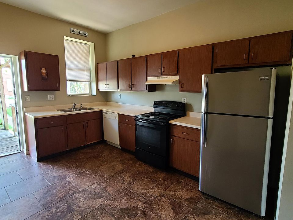 Nice sized kitchen...with dishwasher!