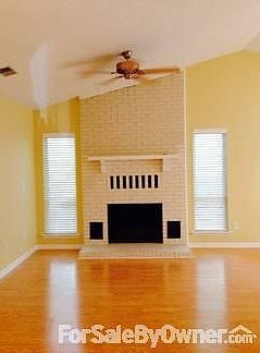 Working Fireplace in Living Rm