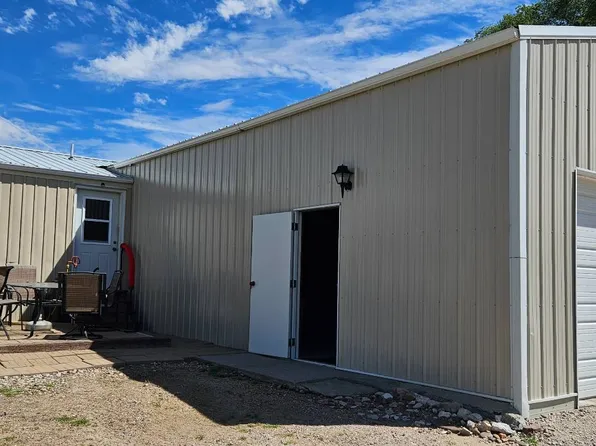 18 Otter Creek Ct, Lewellen, NE 69147