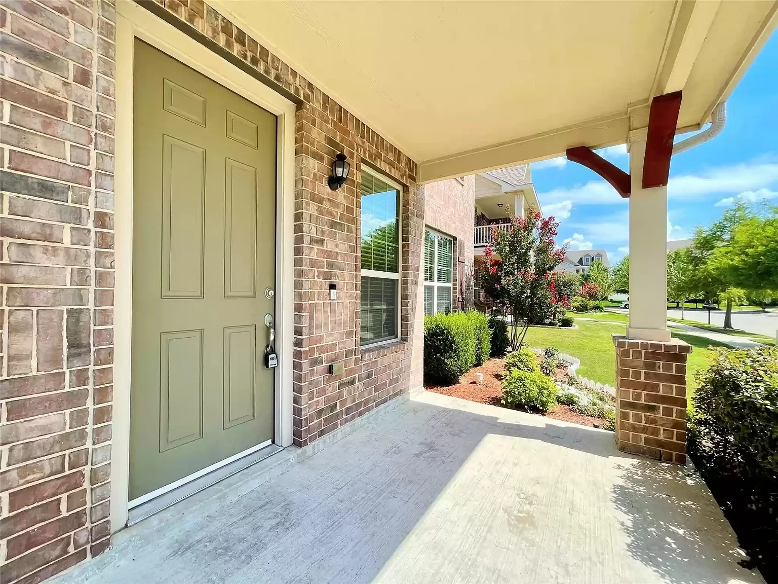 3 bed, 2000 sqft, $1,999 — Photo 2