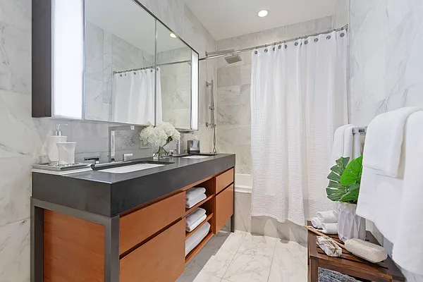Sold by Luxian International Realty LLC | media 17
