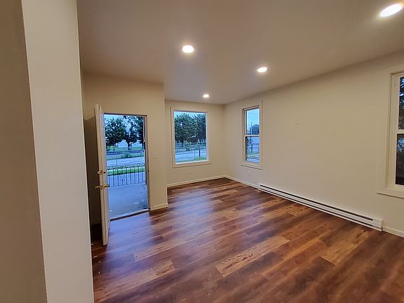 5th image of 87-89 Chestnut St #87