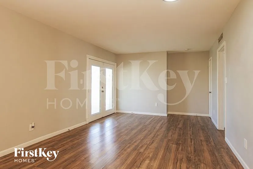 3 bed, 2.0 bath, 1600 sqft, $1,755 — Photo 2