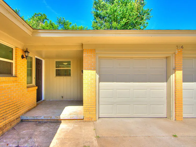 306 S Mercedes Dr — Photo 2