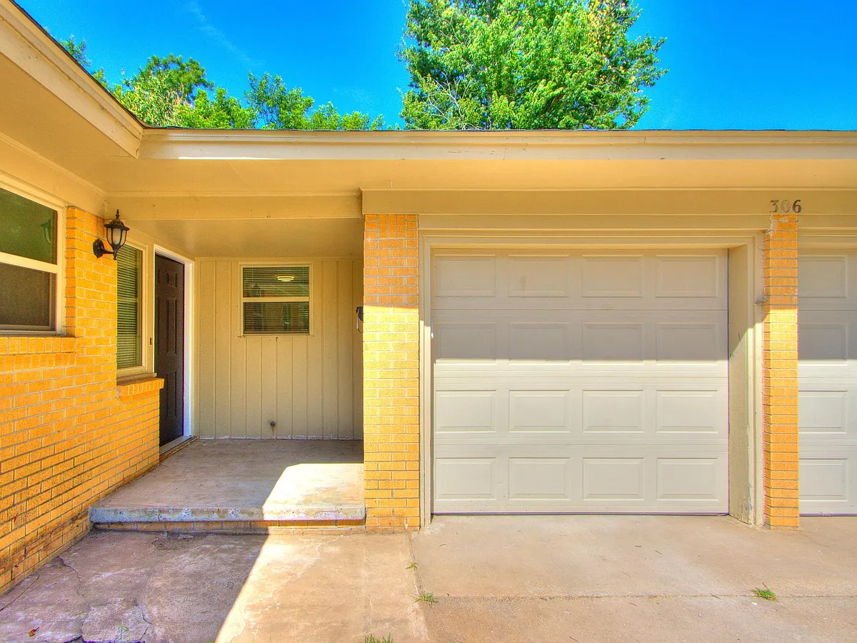 Building Photo - 306 S Mercedes Dr
