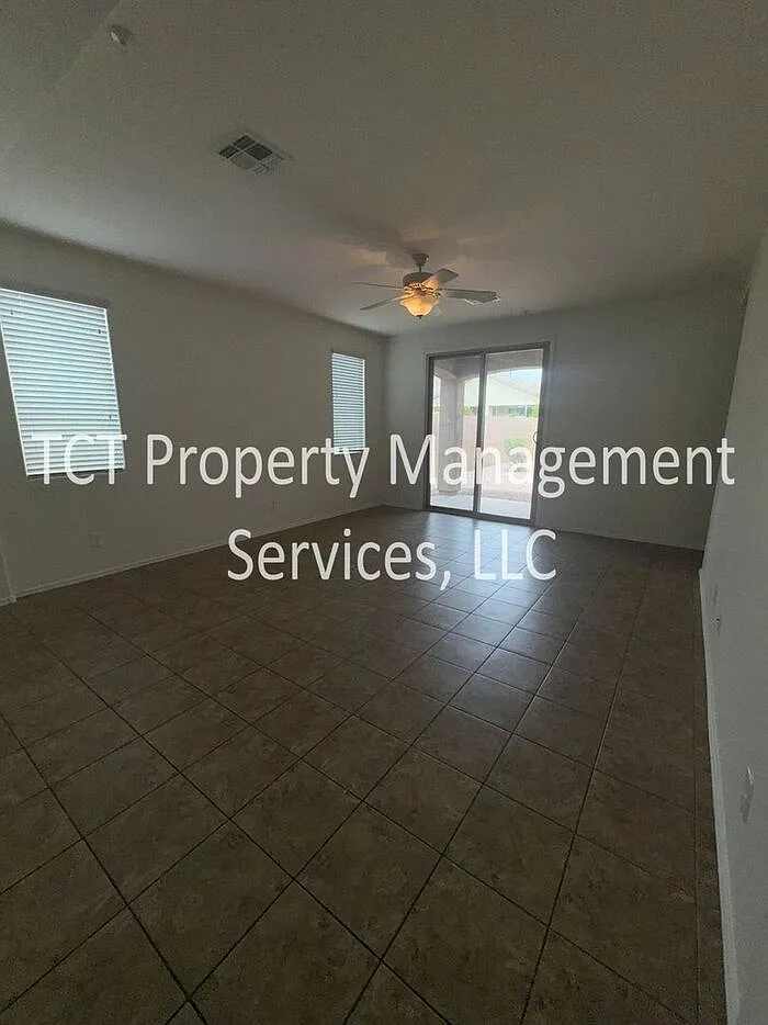 3 bed, 2.0 bath, 1818 sqft, $2,400 — Photo 4