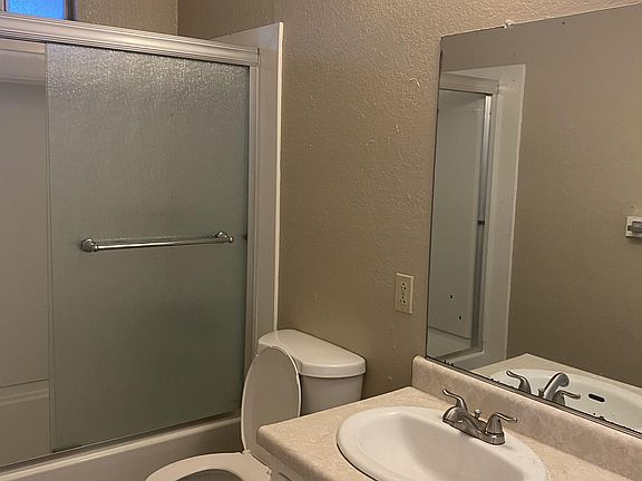 5th image of 935 Kenwood Ave APT 1