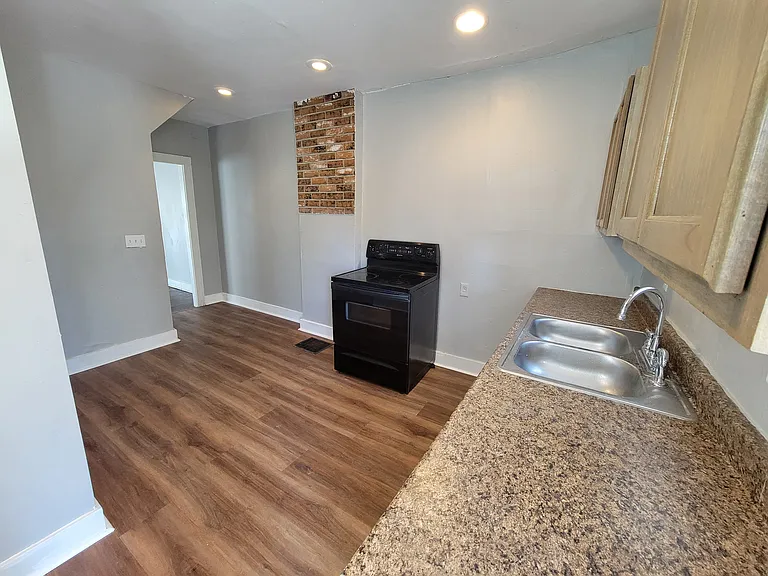 1138-1140 Wilson Ave — Photo 9