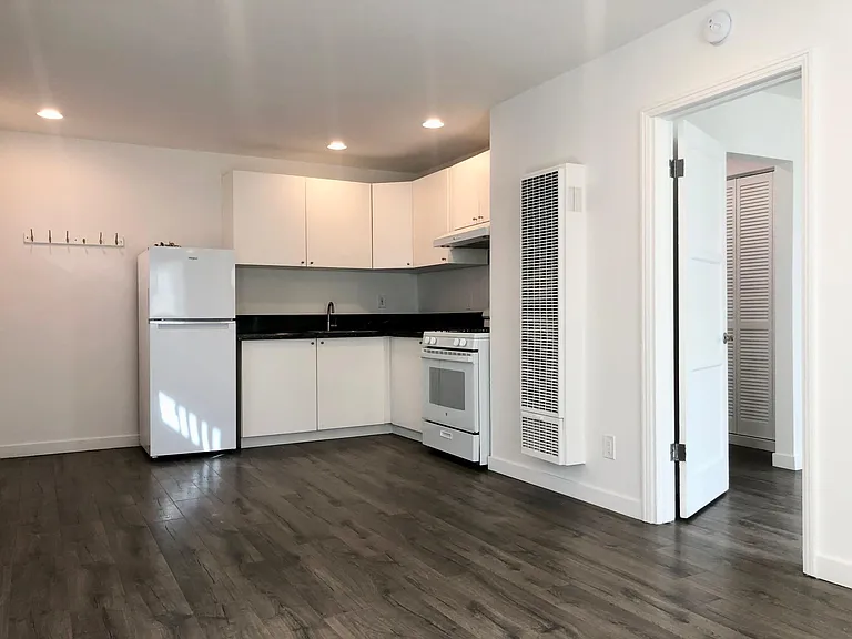 725 Queenstown Ct #C — Photo 2