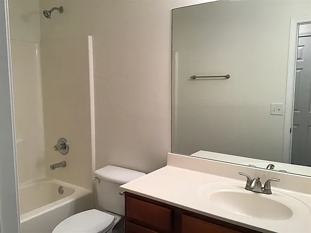 2512 Walnut Tree Ln — Photo 16