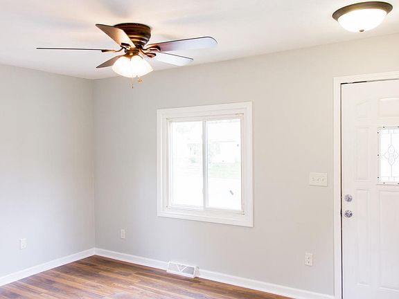 5th image of 372 Janet St SE