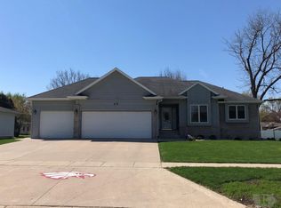 679 1st St SW, Britt, IA 50423