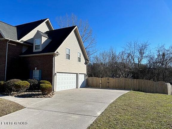 3rd image of 824 Baylor Cir