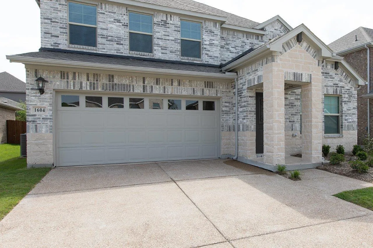 4 bed, 2.5 bath, 2973 sqft, $2,800 — Photo 2