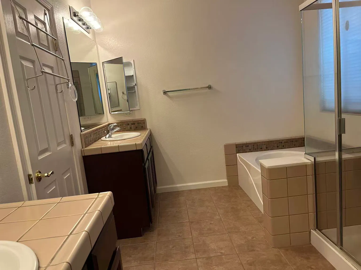 4 bed, 2.5 bath, 2300 sqft, $2,950 — Photo 4