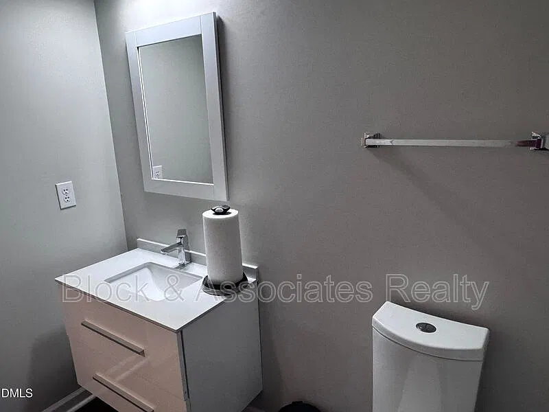 3 bed, 2.5 bath, 2900 sqft, $3,300 — Photo 4
