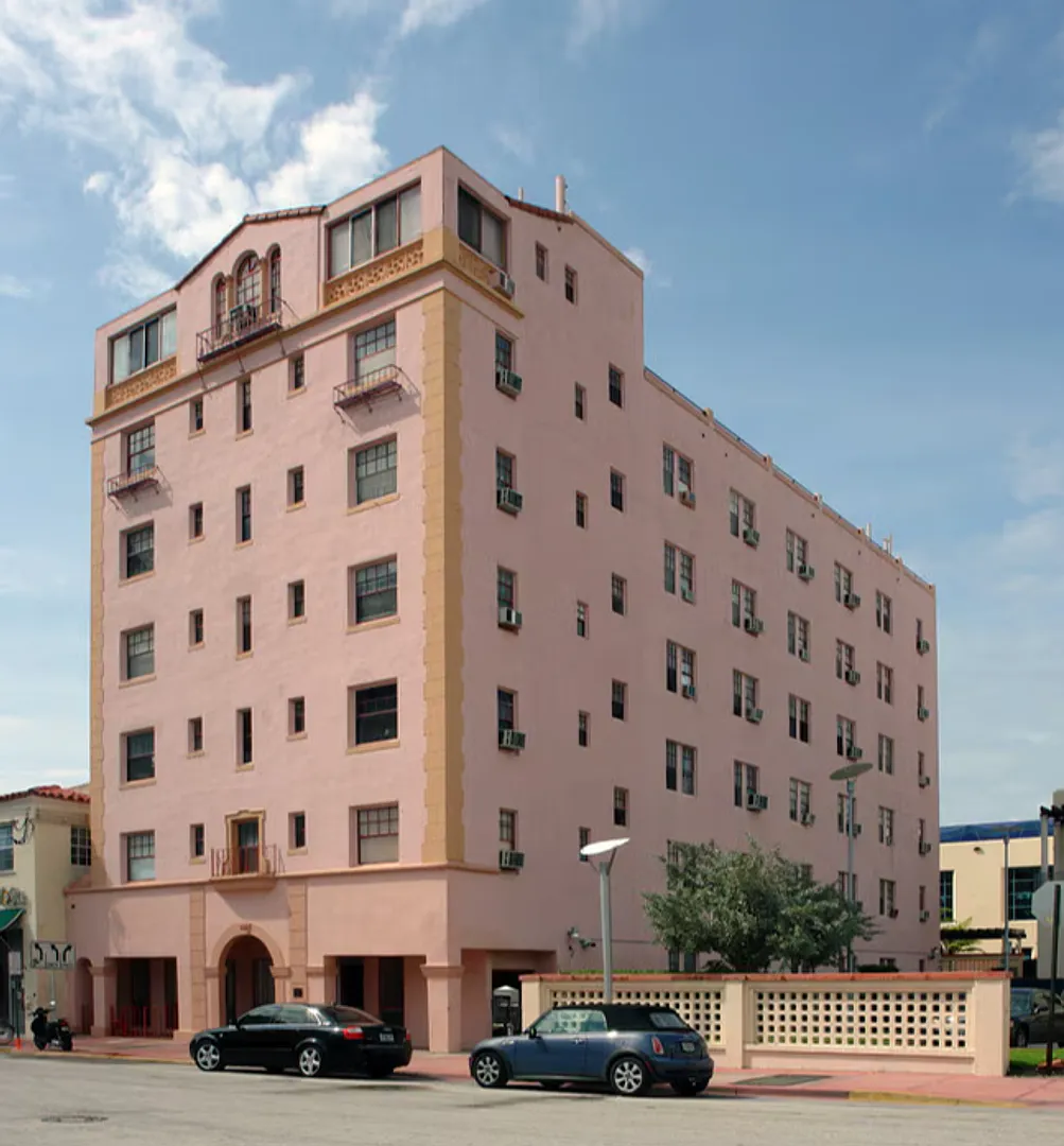 Miami Beach Art Deco Living 1 Bedroom Steps from the Beach — Photo 1