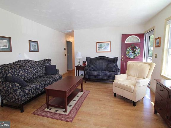 4th image of 716 Oak Hall St