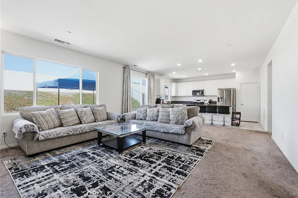 4 bed, 1652 sqft, $4,200 — Photo 3