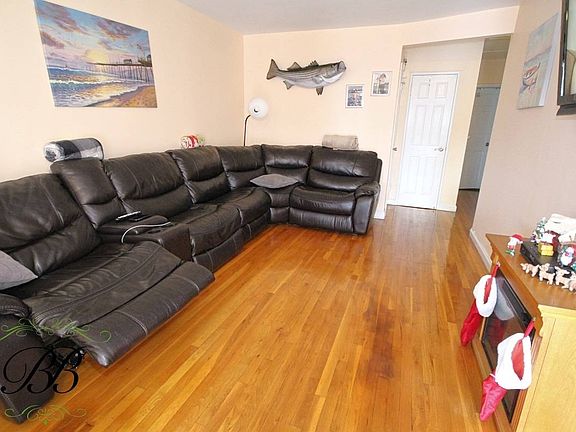2nd image of 2035 E 60th St