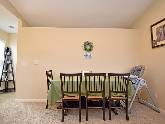 4th image of 563 Heritage Sq