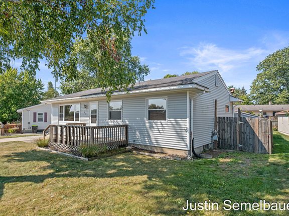3rd image of 601 Lincoln Lawns Dr NW