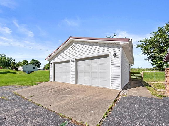 3rd image of 92 Pearl Ln