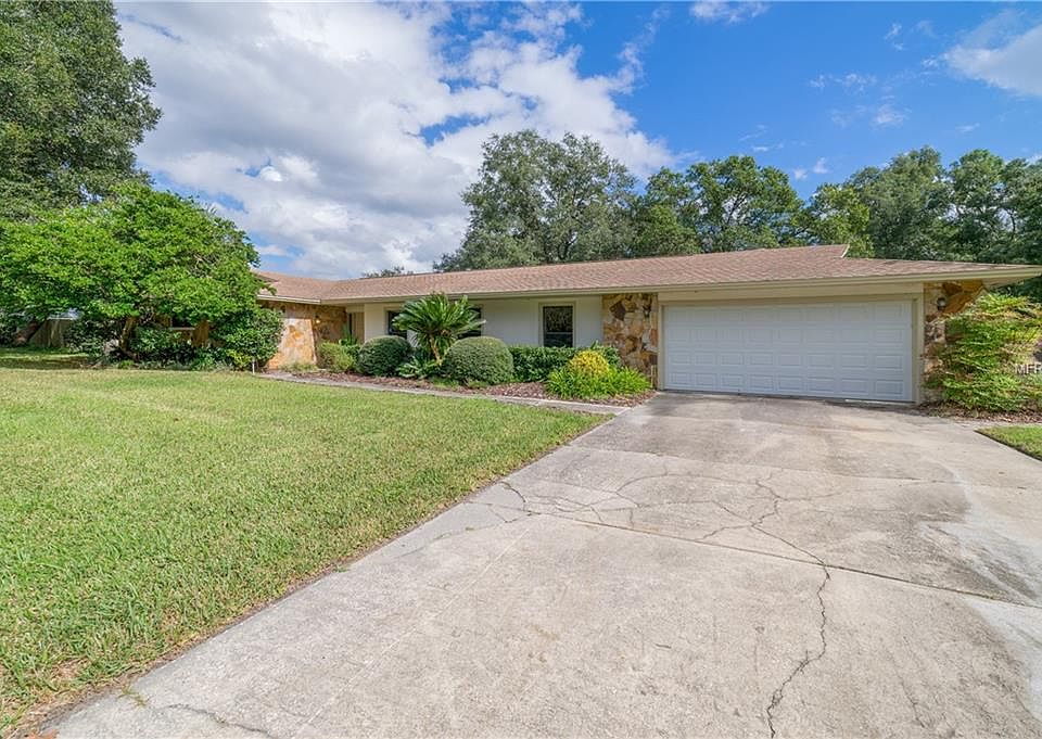 1st image of 102 Royal Oaks Cir