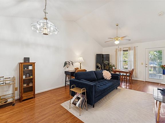 4th image of 211 Edgewater Road