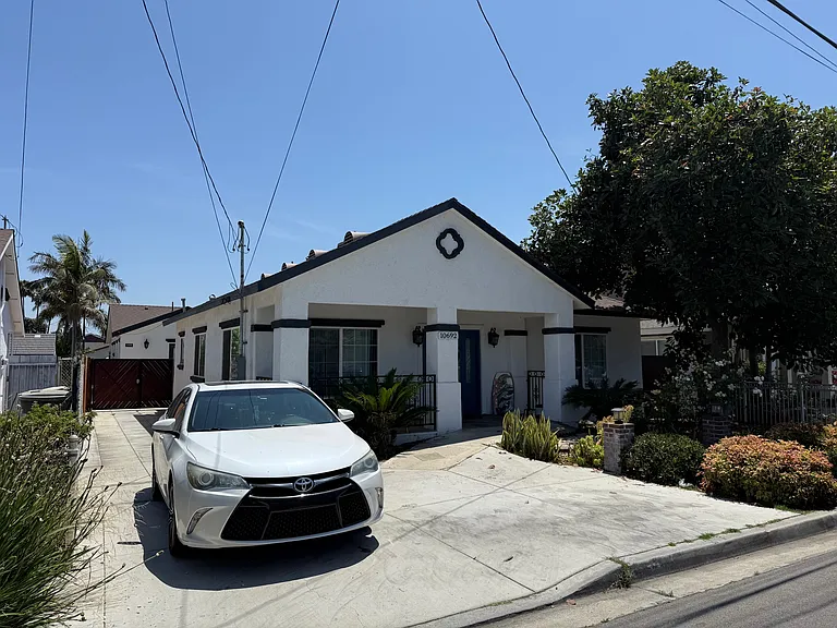 10692 Frances Ave — Photo 2