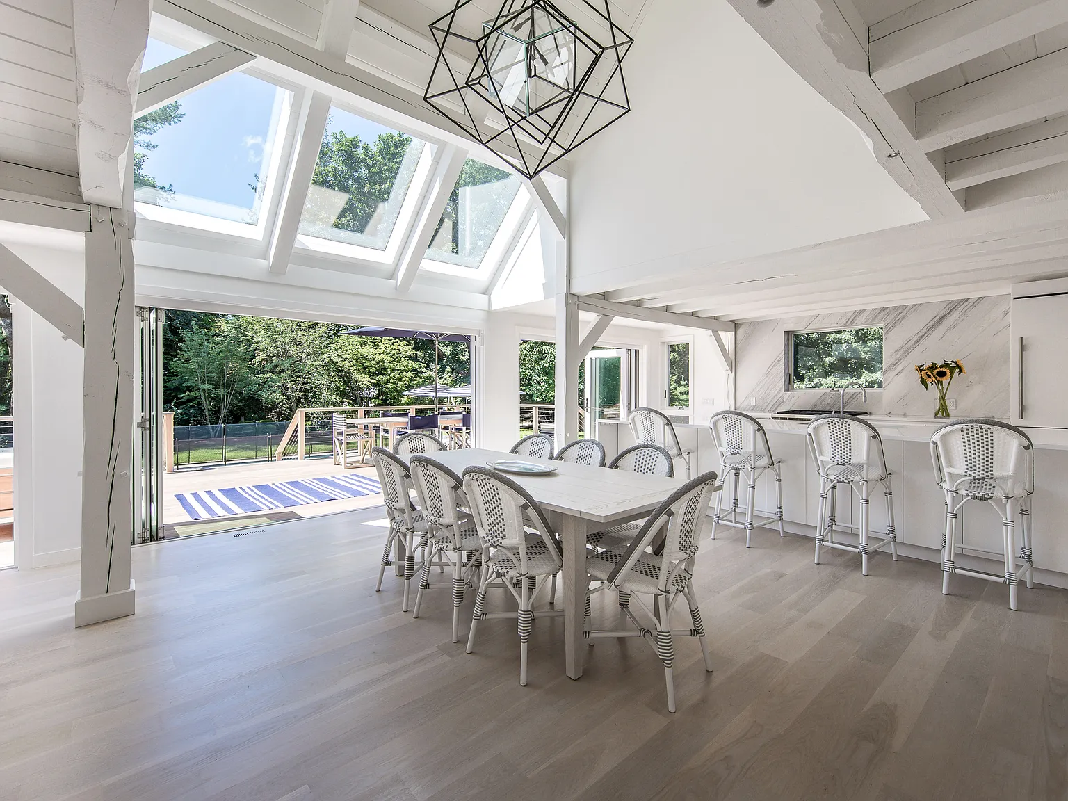 Stunning, fresh and recently renovated Beach House Near All. — Photo 4