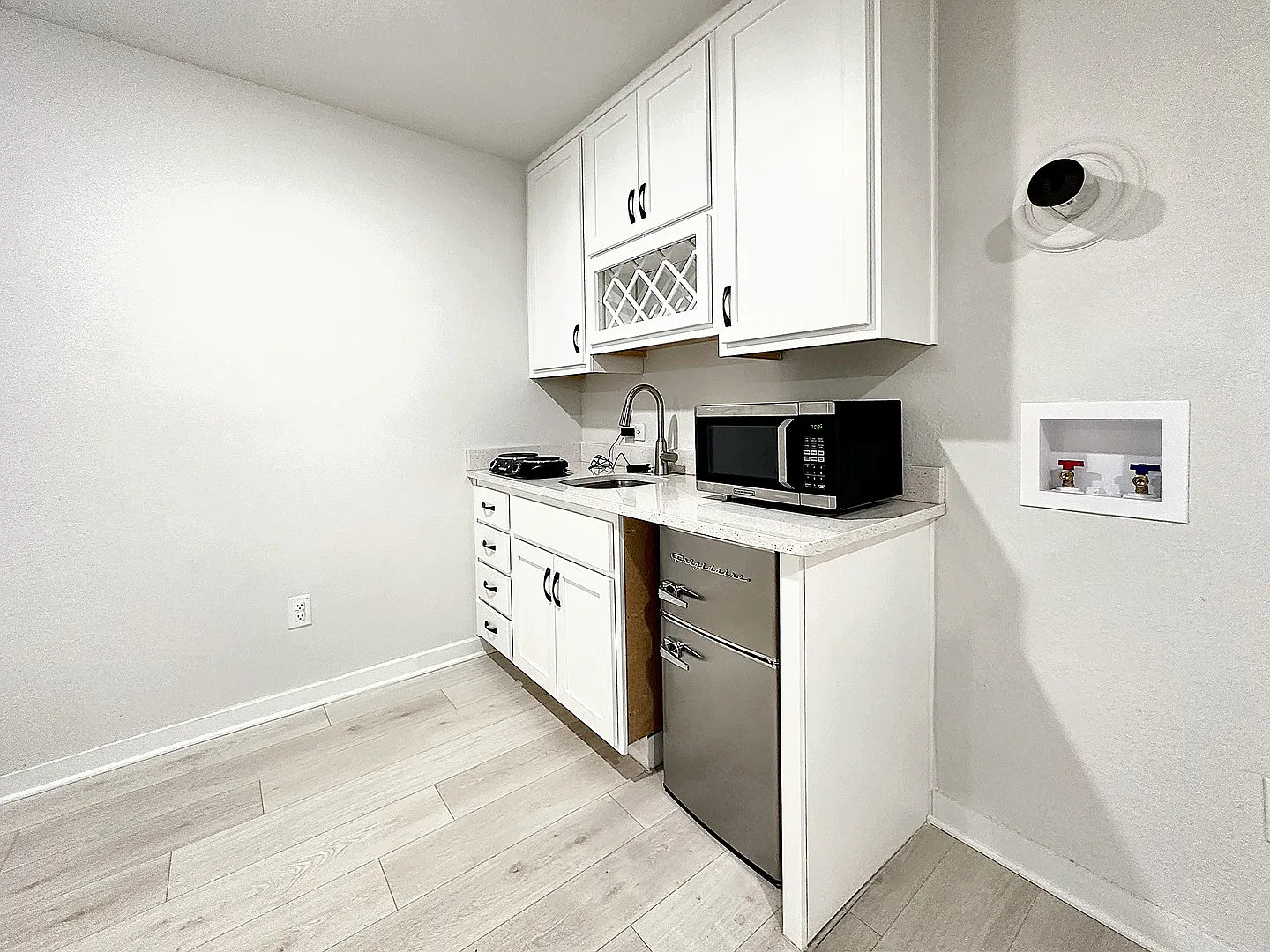 Studio, 400 sqft, $895 — Photo 2