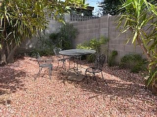 2 Blocks to Starbucks