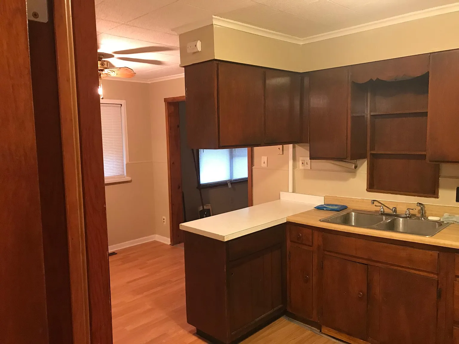 241 W Loretta Ave photo 1