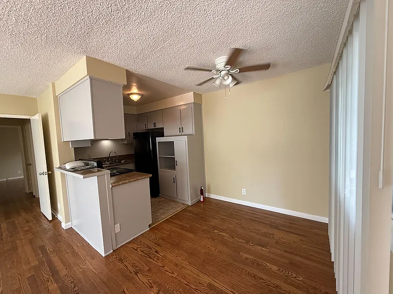 1215 Barry Ave — Photo 8