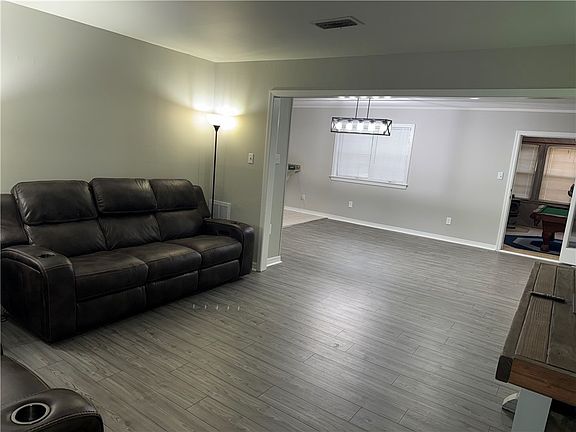 4th image of 714 W 18th Ter