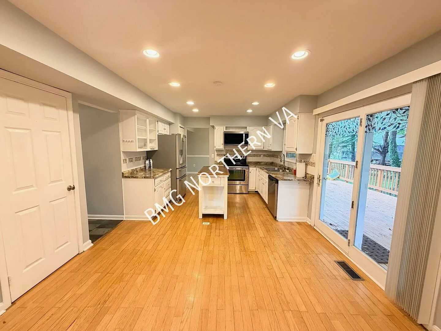 Spacious 4 Bed 2.5 Bath With Fully Finished Basement In Scenic Calvary Run — Photo 4
