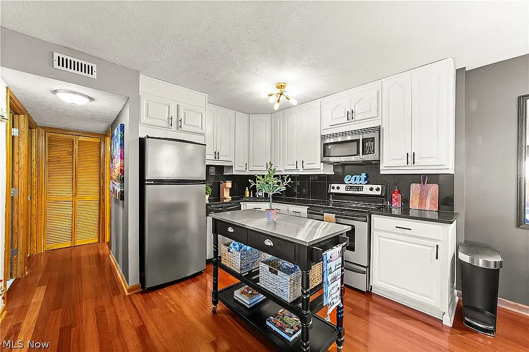2 bed, 973 sqft, $1,600 — Photo 1