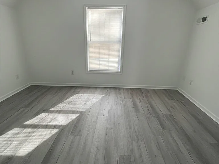 902 Hanson St N — Photo 10