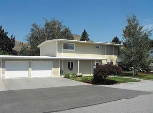 821 W Golf Course Dr, Chelan, WA 98816